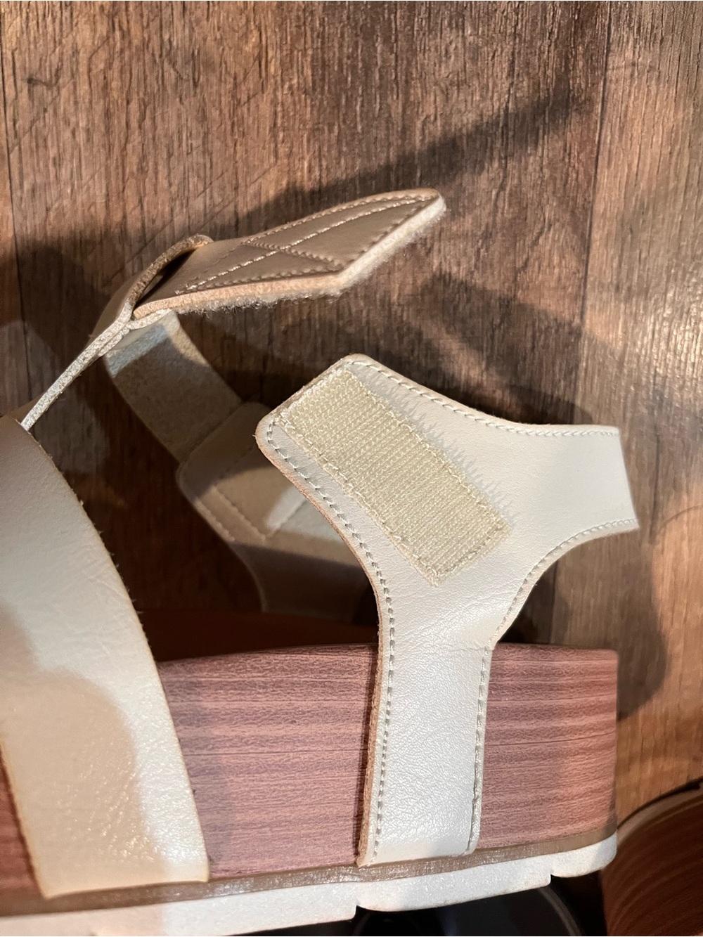 Women's Strappy Comfort Sandals - Cream - Picture 4 of 8